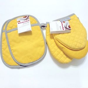 NWT Bundle of Pot holder & Mitt